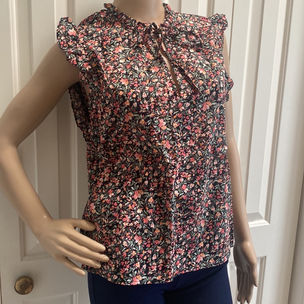 NWOT BB Dakota Steve Madden Women L Floral Blouse. Ruffles on sleeves and neck. - Picture 2 of 11